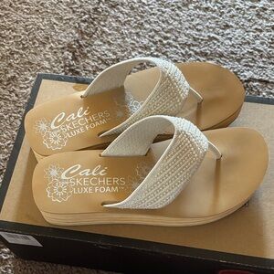 Skechers Cali Luxe Foam Tan Footbed White Beaded Strap Flip Flops